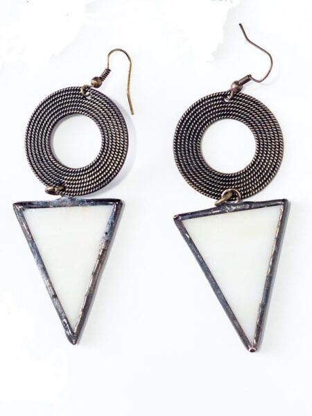 ORECCHINI IN VETRO BIANCO E METALLO BRUNITO