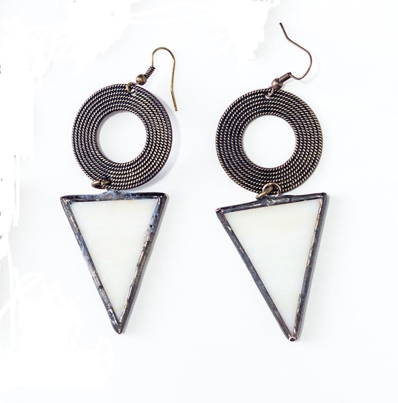 ORECCHINI IN VETRO BIANCO E METALLO BRUNITO