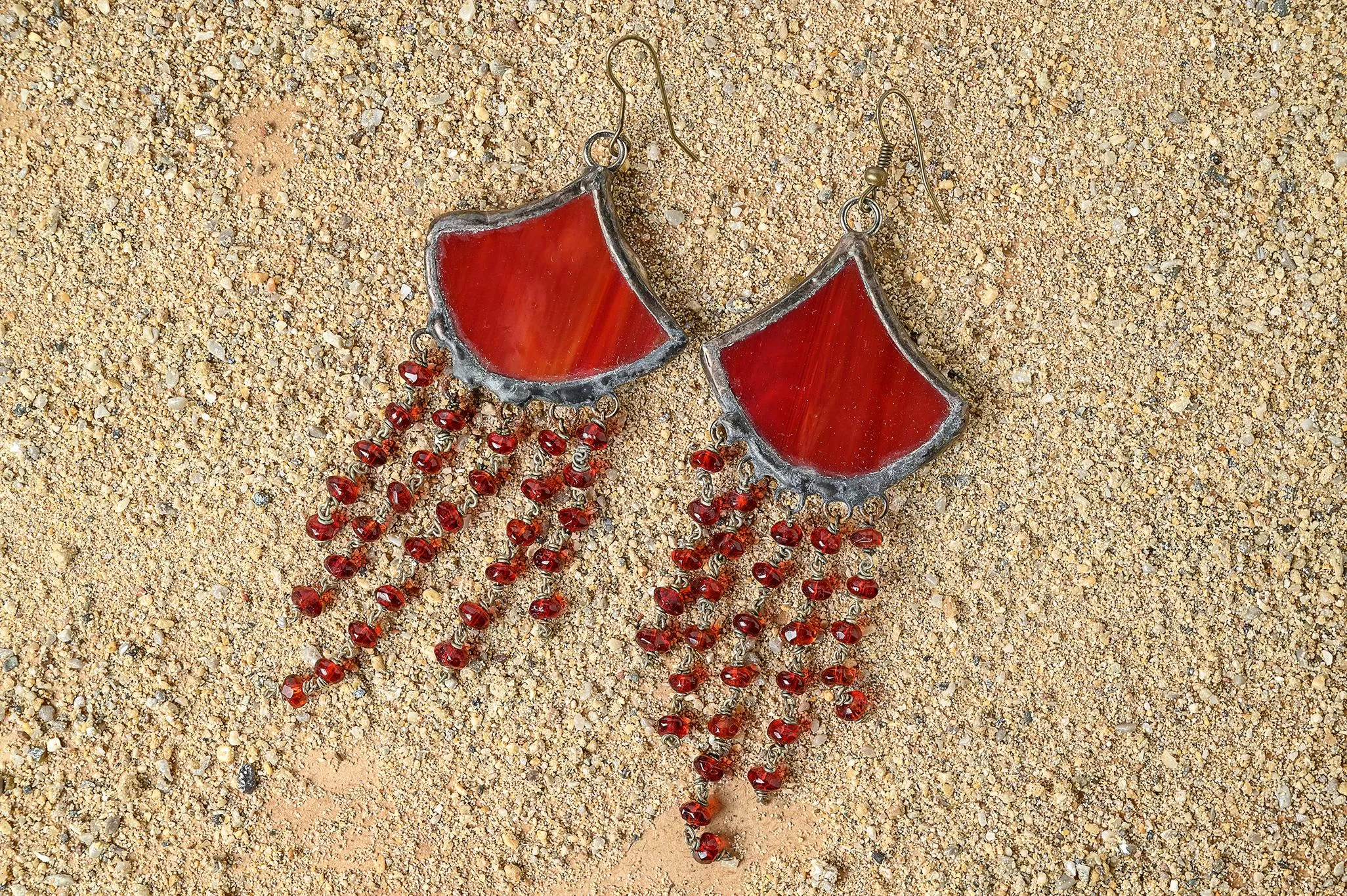 ORECCHINI IN VETRO ROSSO E METALLO BRUNITO