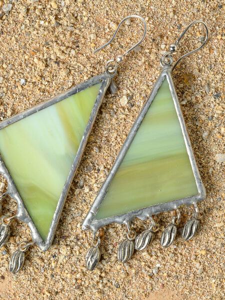 ORECCHINI PENDENTI IN VETRO VERDE CHIARO E METALLO