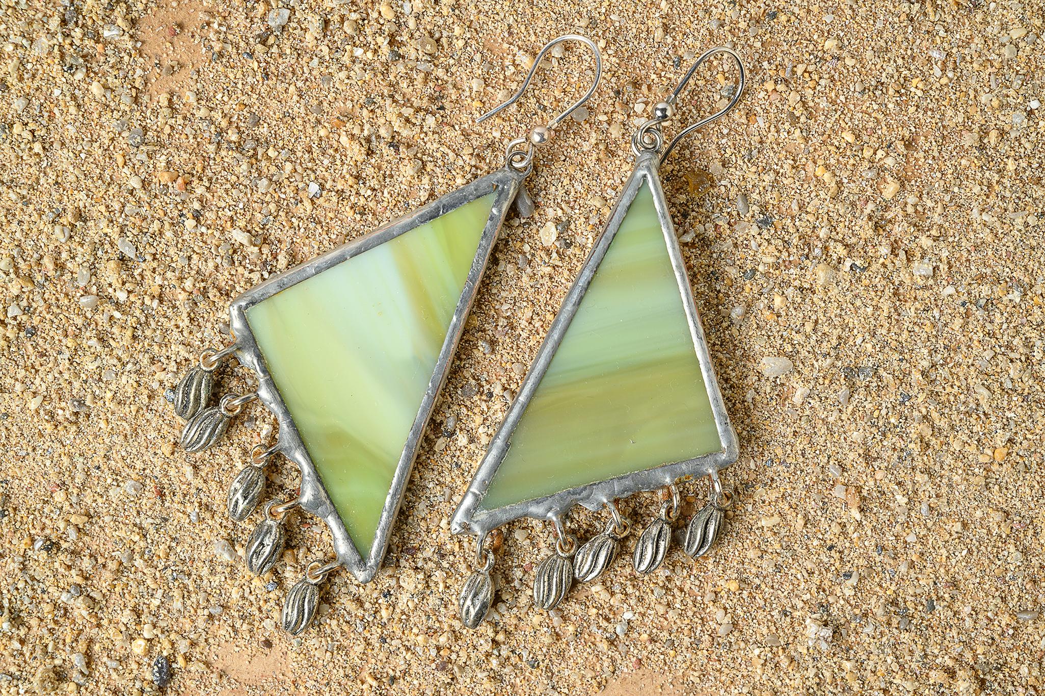 ORECCHINI PENDENTI IN VETRO VERDE CHIARO E METALLO