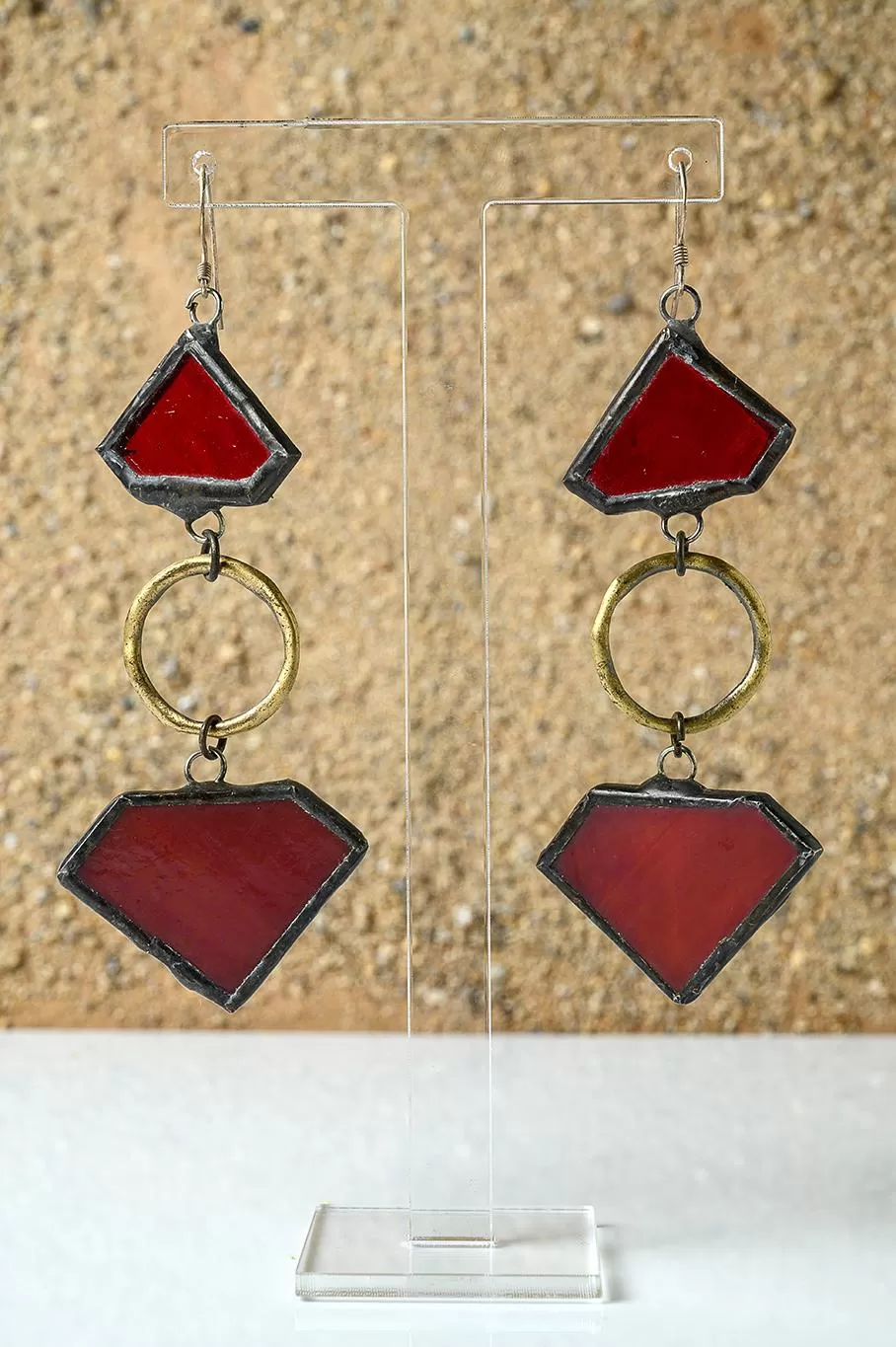 ORECCHINI PENDENTI IN VETRO ROSSO E METALLO BRUNITO