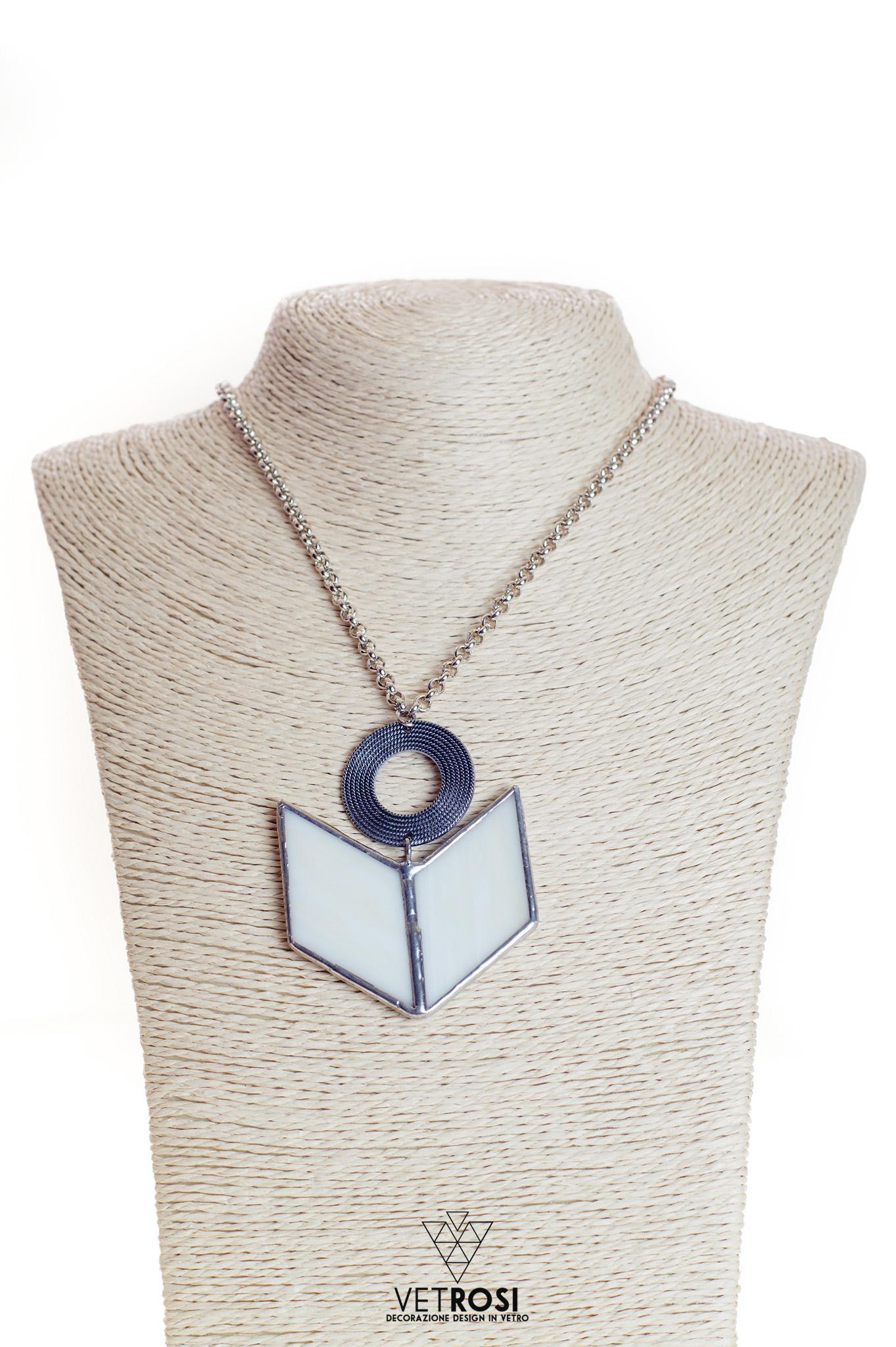 Collana in Vetro bianco opalescente e Metallo