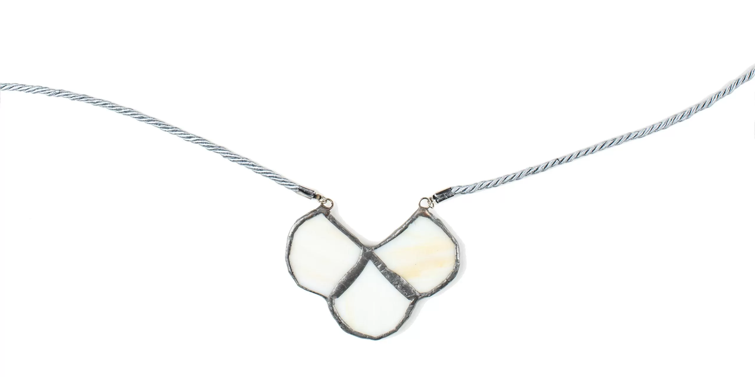Collana girocollo in Vetro bianco opalescente e Metallo brunito