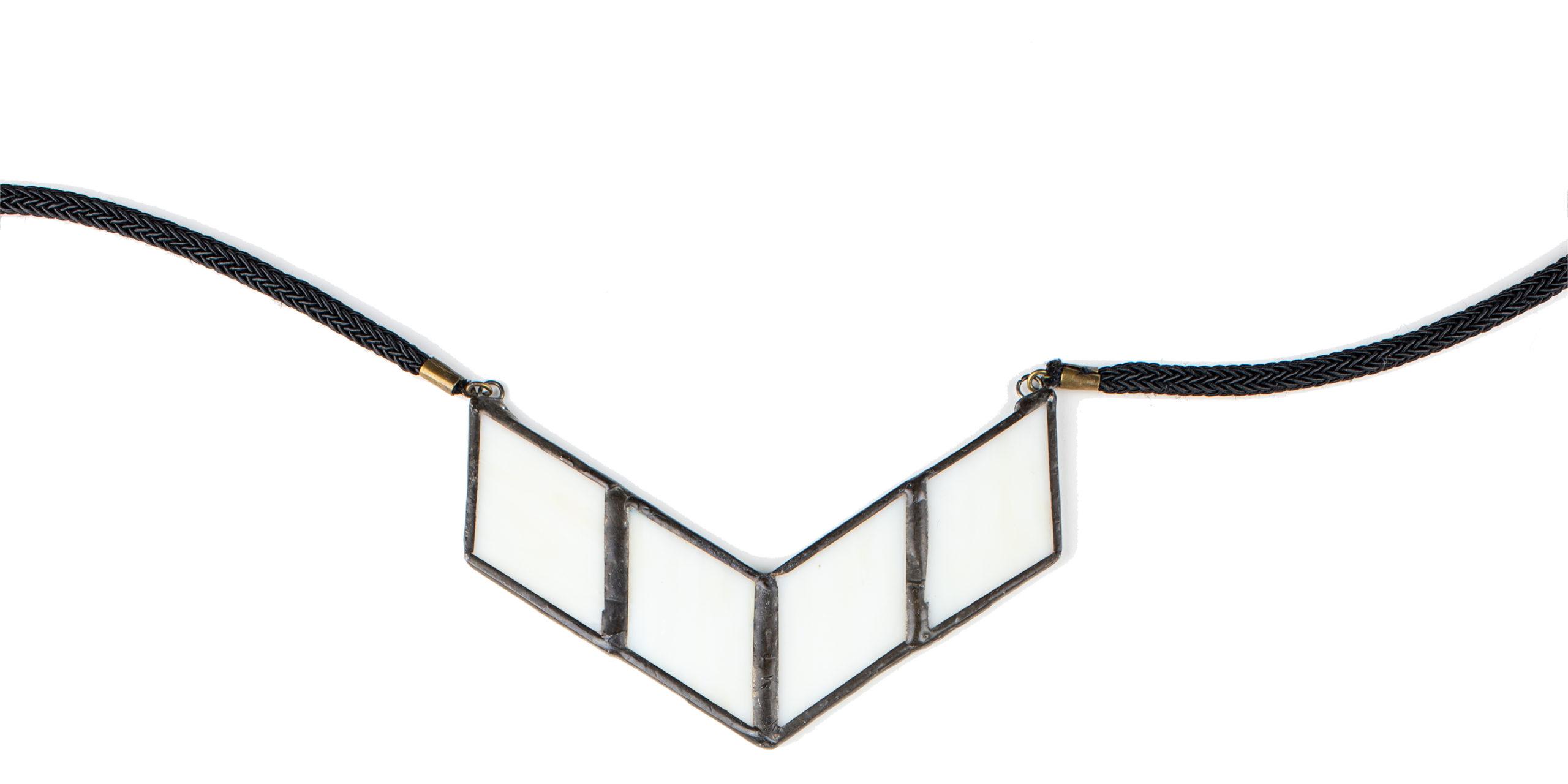 Collana Linea Rombina in Vetro bianco opalescente e Metallo brunito