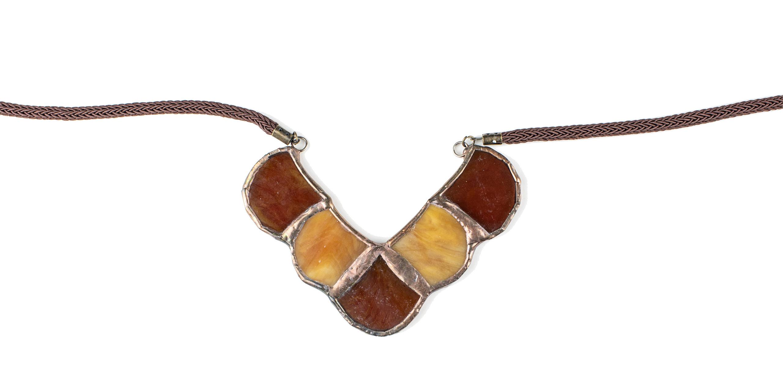 Girocollo in Vetro marrone opalescente e Metallo brunito