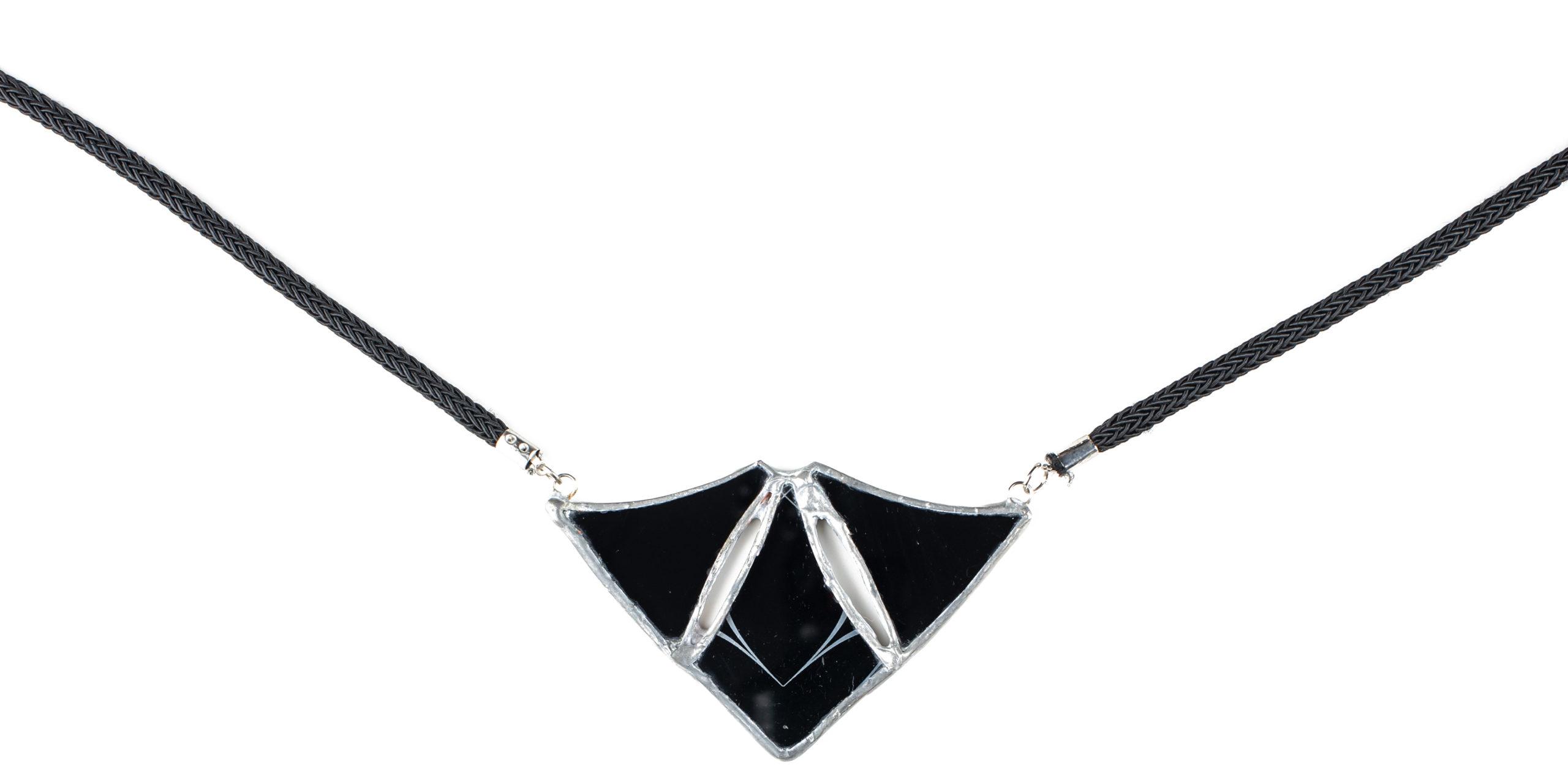 Collana girocollo in Vetro nero riciclato e Metallo