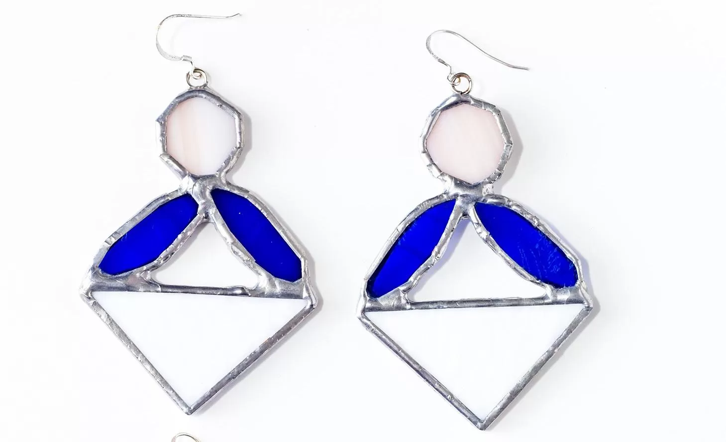 Orecchini in Vetro bianco e blu opalescente e Metallo brunito