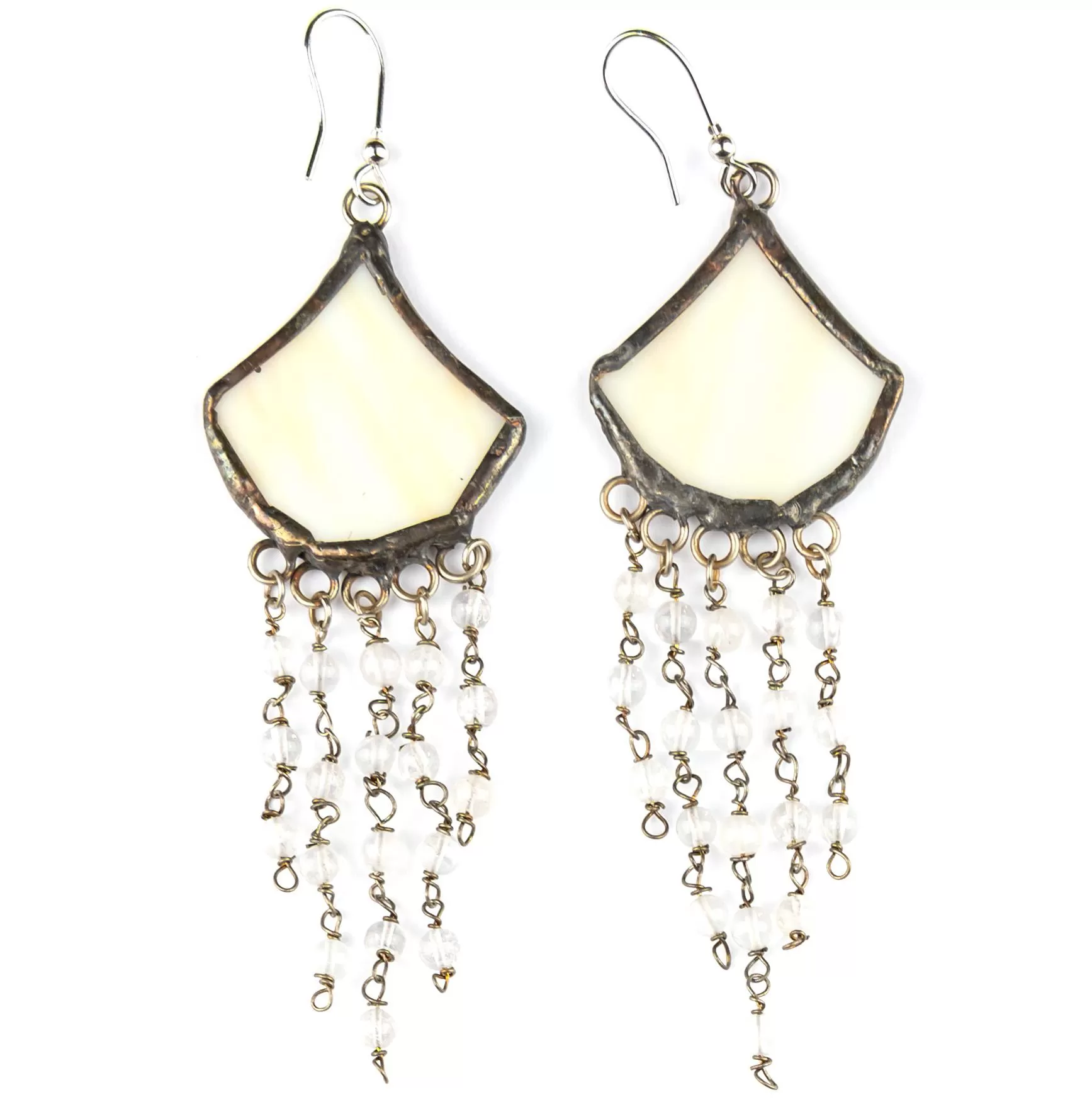 Orecchini in Vetro bianco opalescente e Metallo brunito