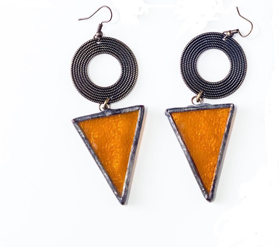 ORECCHINI IN VETRO ARANCIONE E METALLO BRUNITO