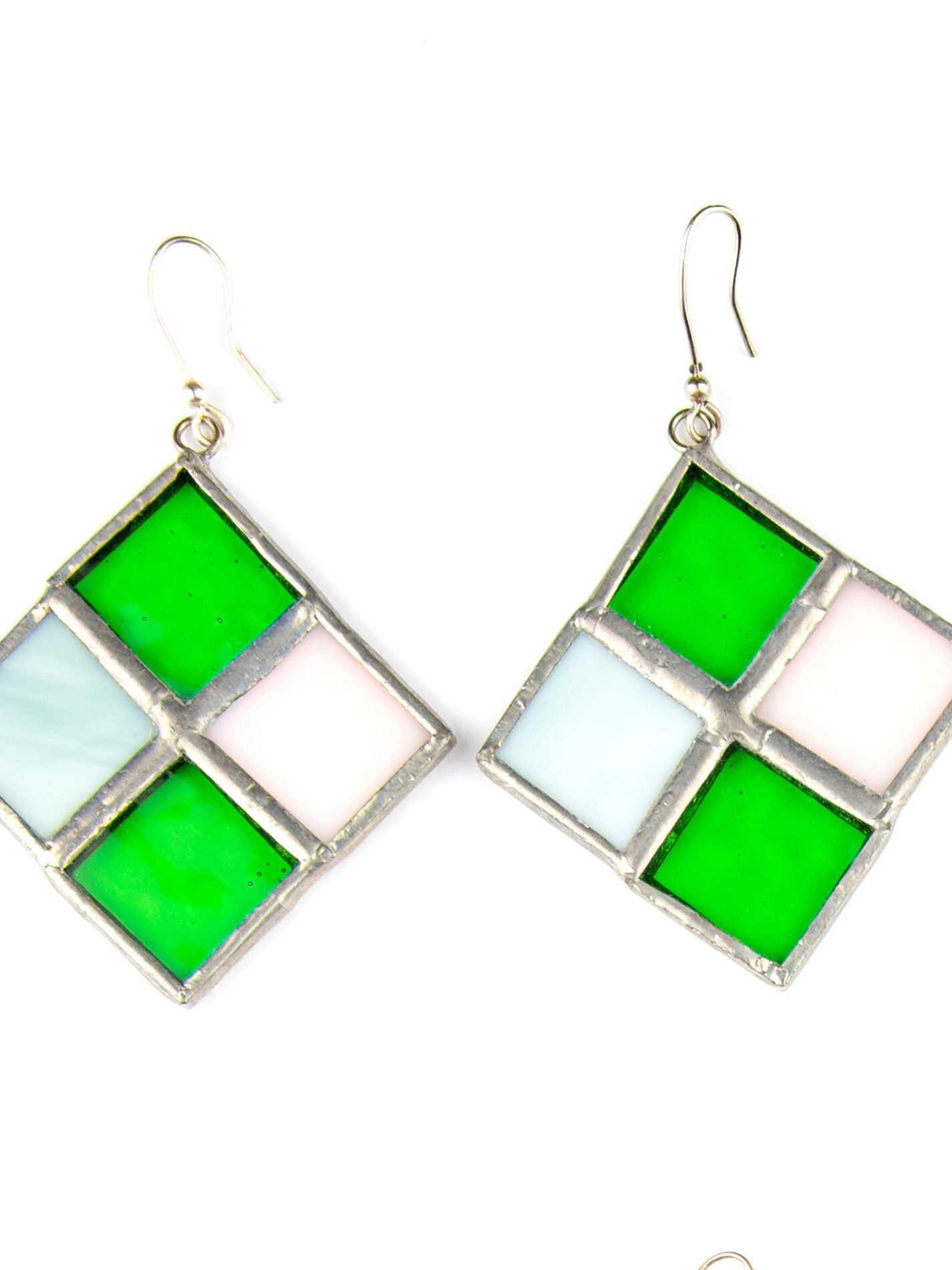 ORECCHINI PENDENTI IN VETRO VERDE E BIANCO E METALLO BRUNITO
