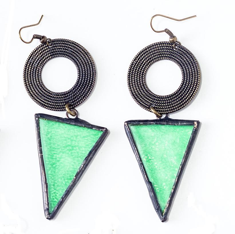 ORECCHINI IN VETRO VERDE CHIARO E METALLO BRUNITO