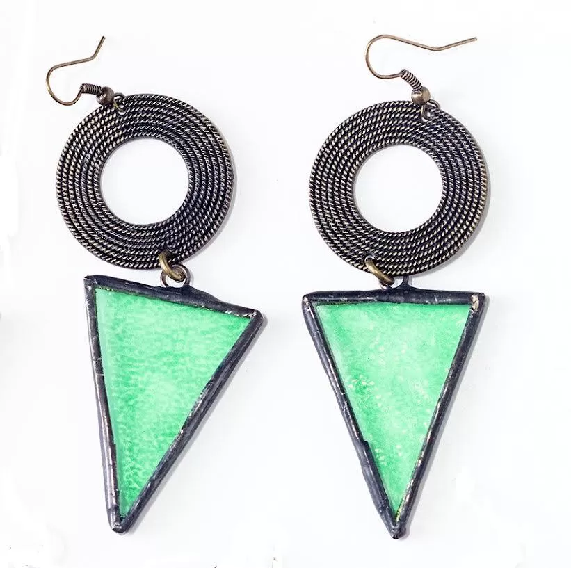 ORECCHINI IN VETRO VERDE CHIARO E METALLO BRUNITO