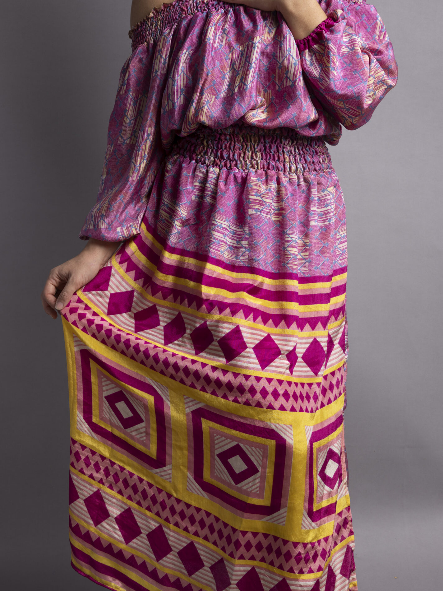 Abito Lungo Etnico con Scollo a Barca fucsia e arancione – Radha