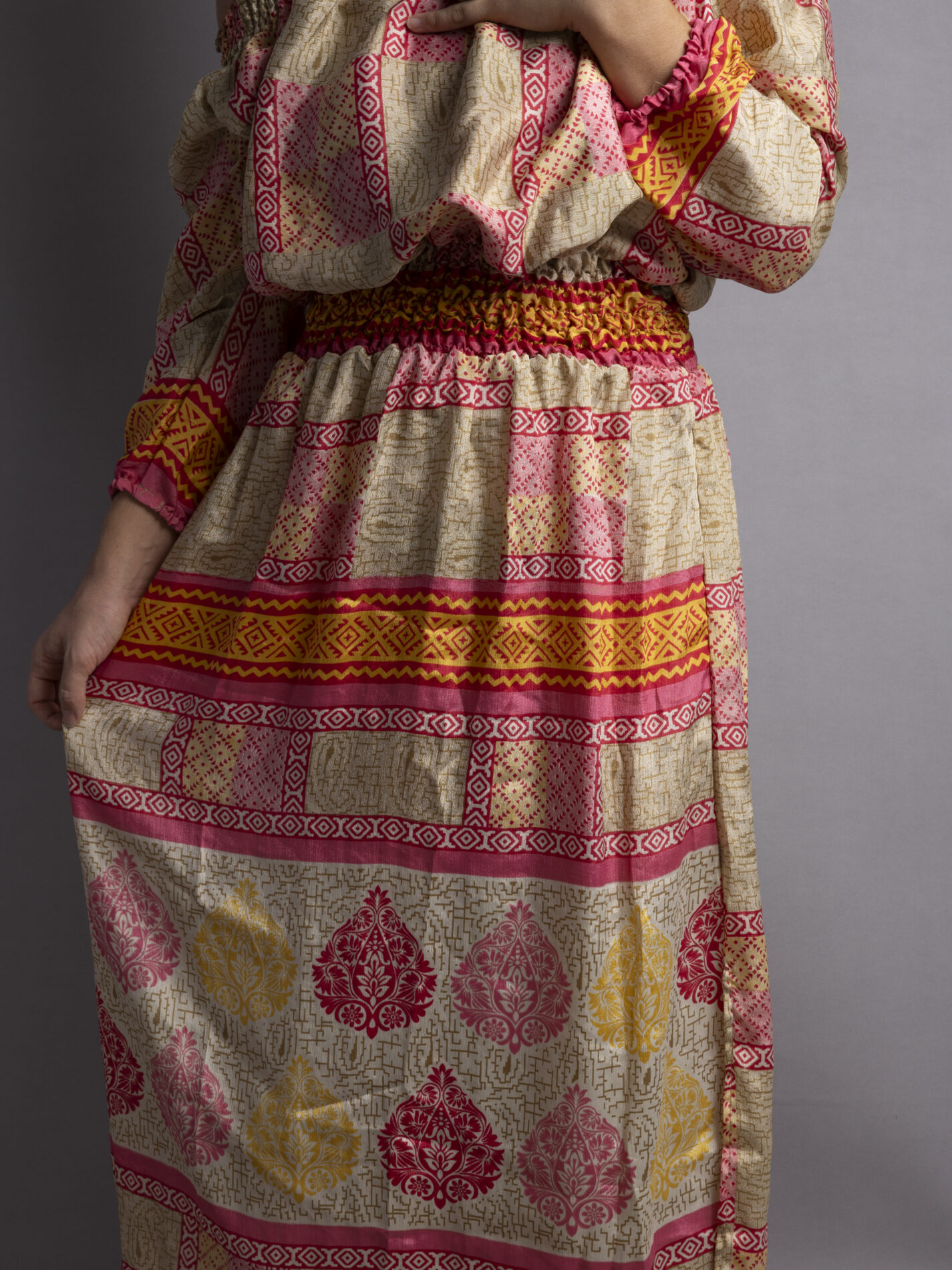 Abito Lungo Etnico con Scollo a Barca ocra e rosso – Radha