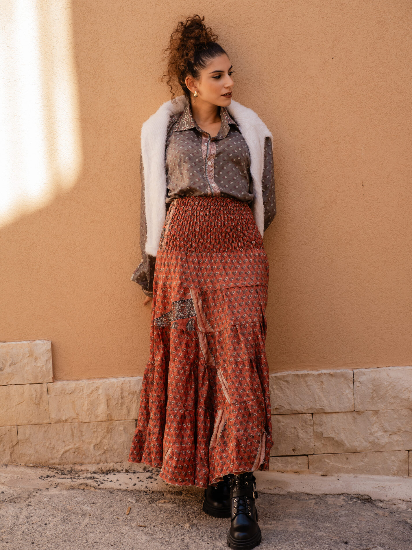 Gonna etnica a balze rosso con fiori – Hippie