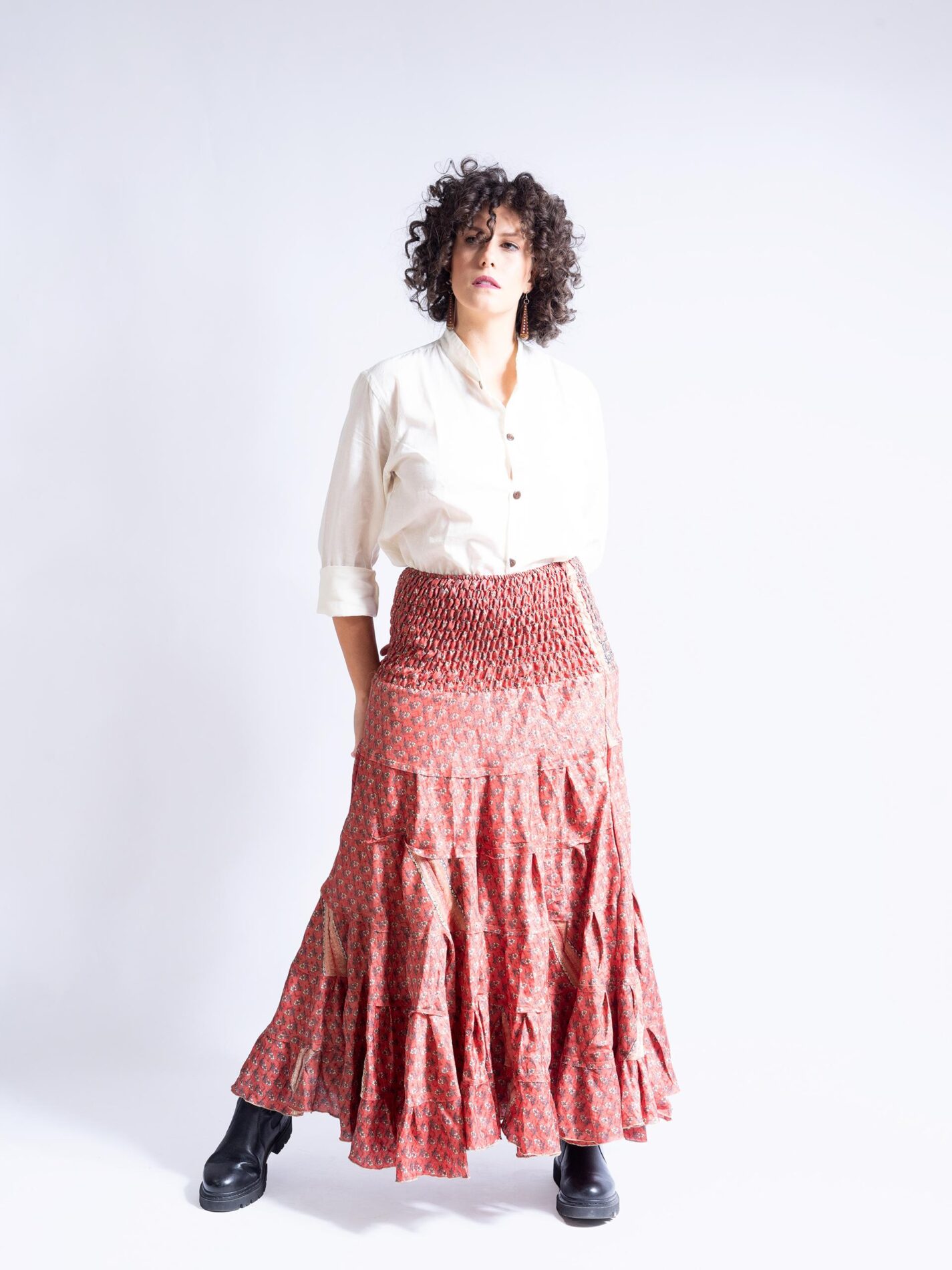 Gonna etnica a balze rosso con fiori – Hippie