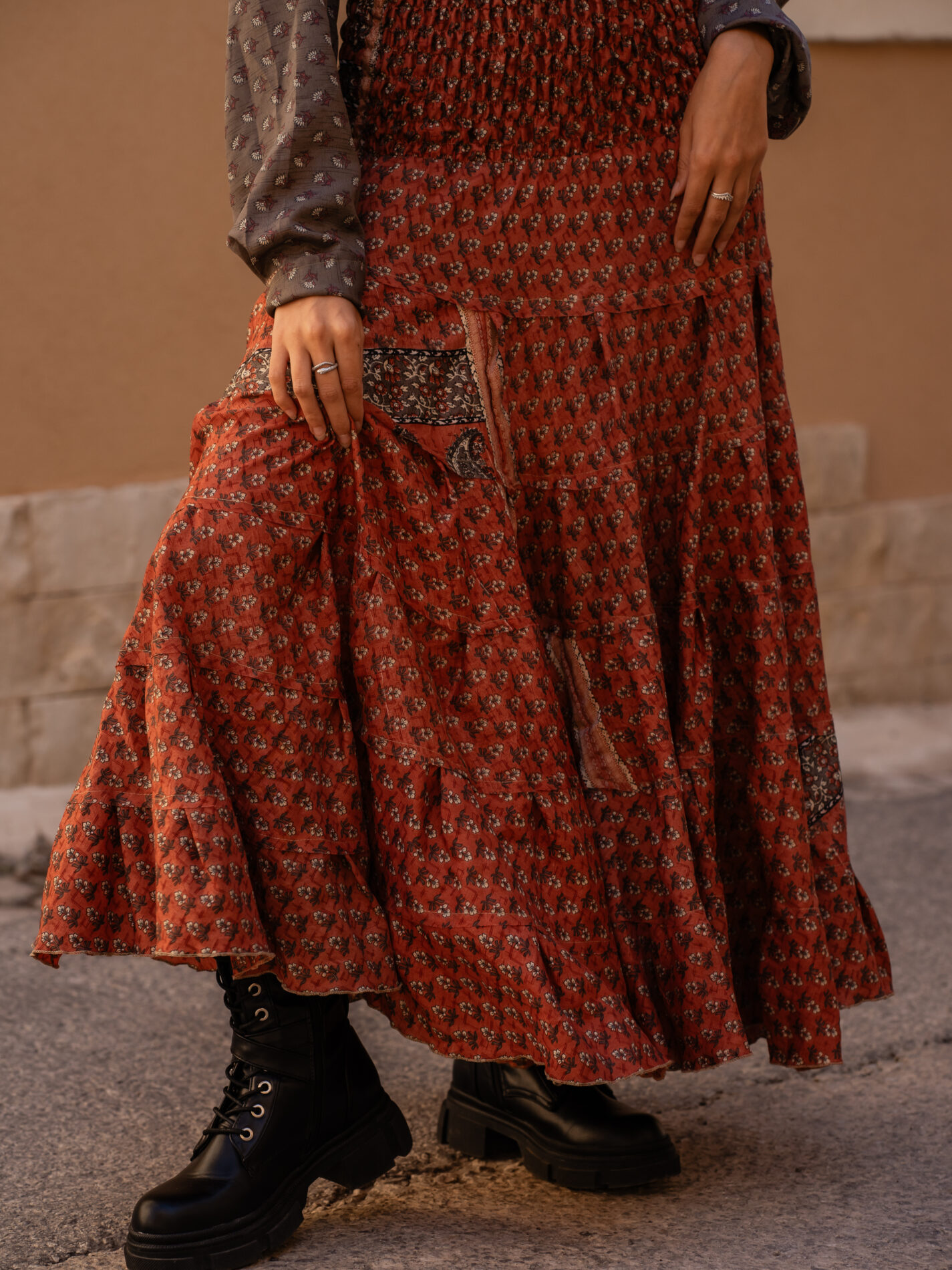 Gonna etnica a balze rosso con fiori – Hippie