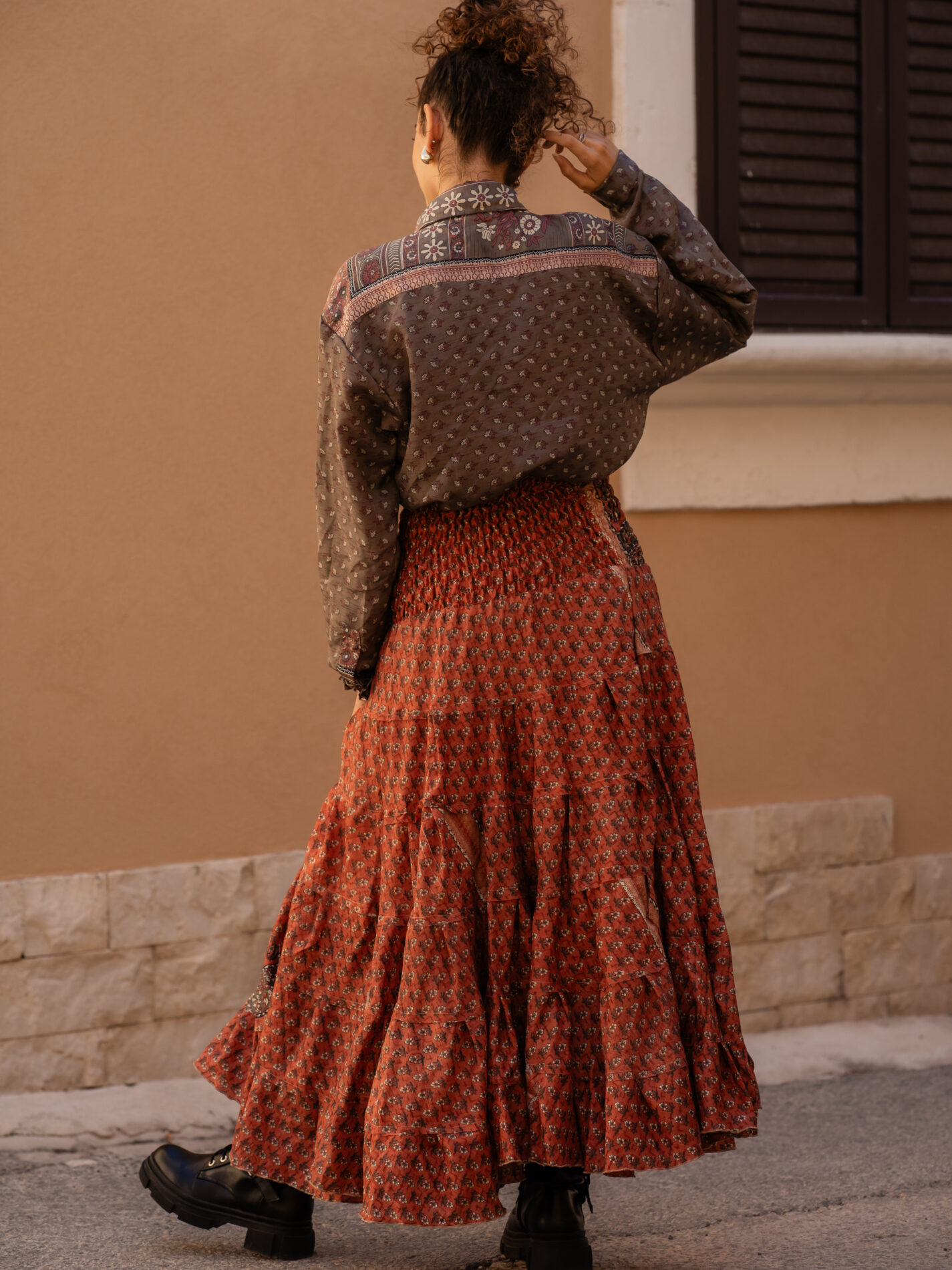 Gonna etnica a balze rosso con fiori – Hippie