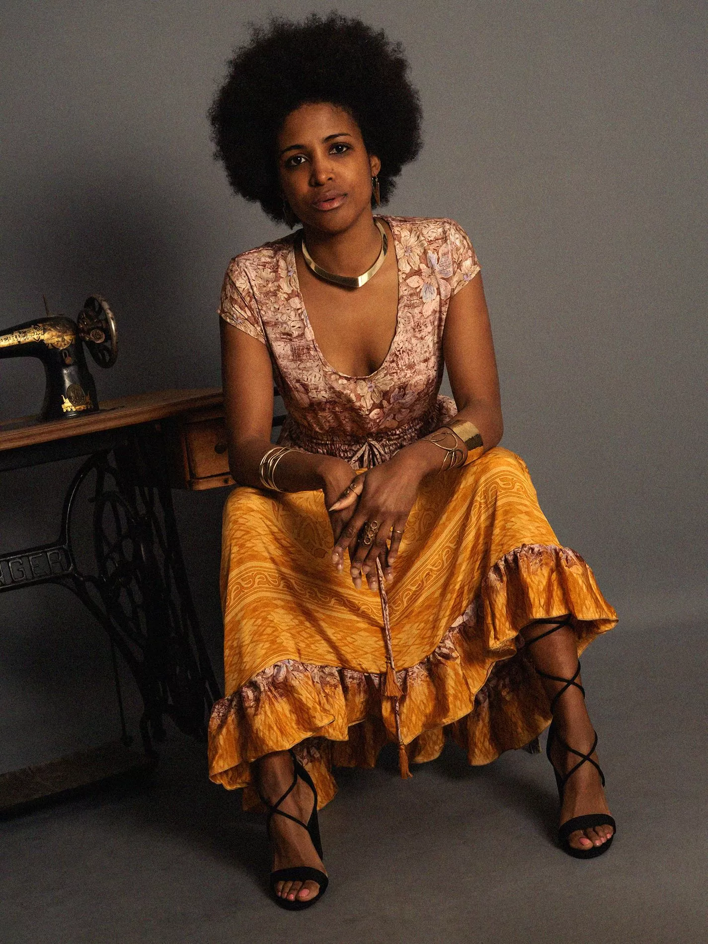 Abito lungo a girocollo fiori e giallo - Agra