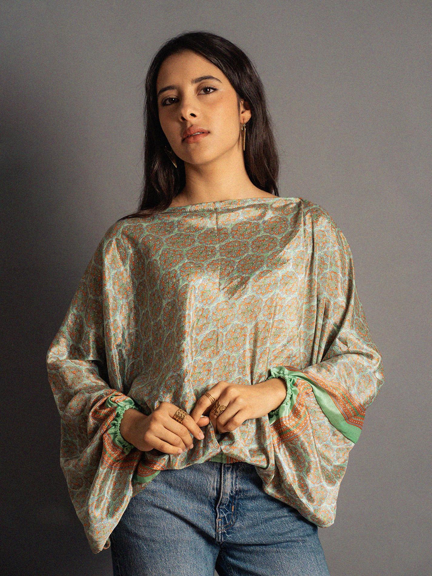 Pantamaglia celeste con fiori