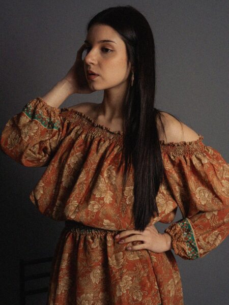 Abito Lungo Etnico con Scollo a Barca medaglioni – Radha (2)