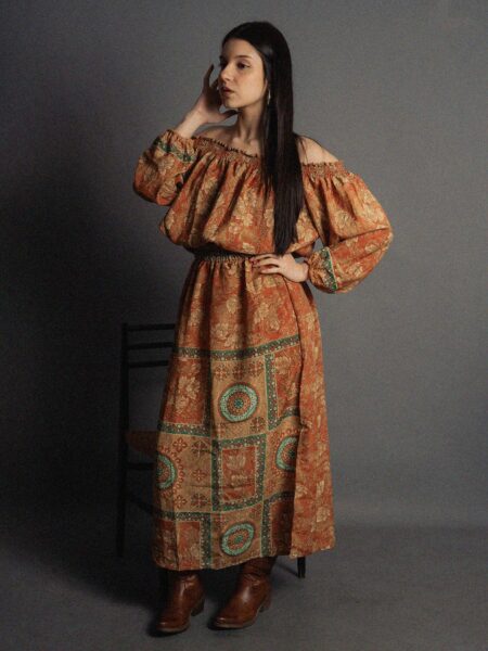 Abito Lungo Etnico con Scollo a Barca medaglioni – Radha