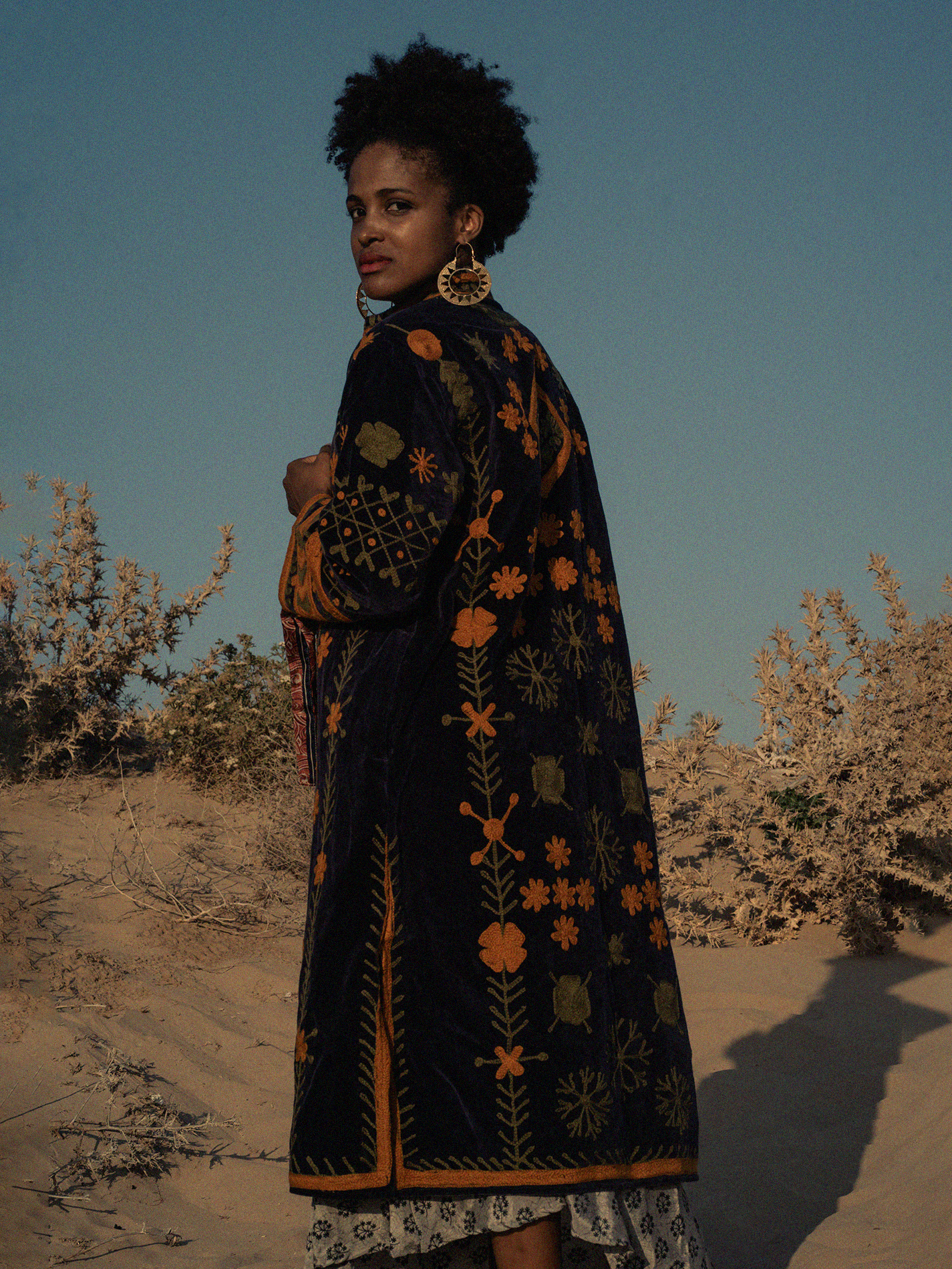 Cappotto SUZANI in Velluto con ricamo fatto a mano - Blu e Giallo