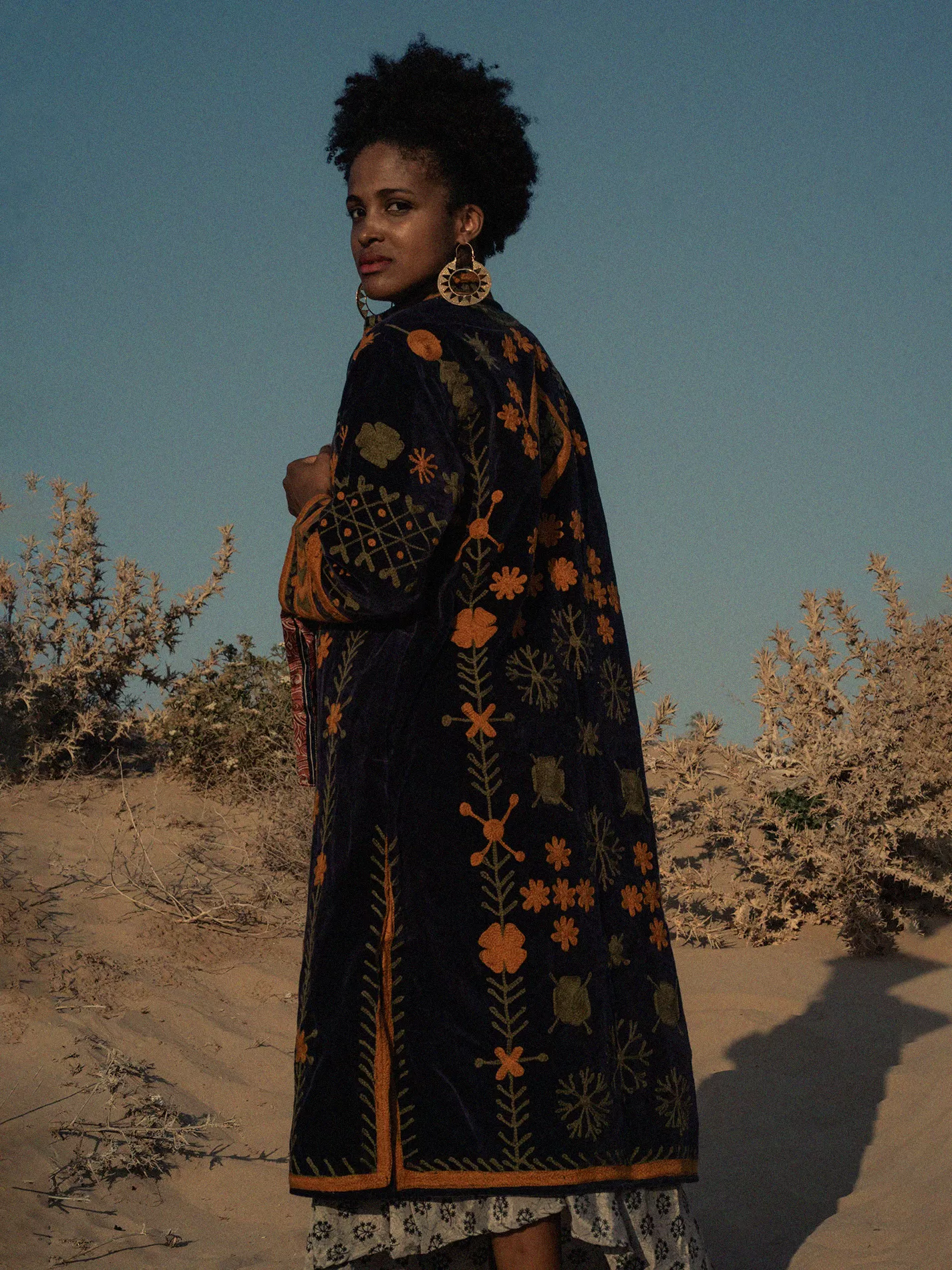 Cappotto SUZANI in Velluto con ricamo fatto a mano - Blu e Giallo