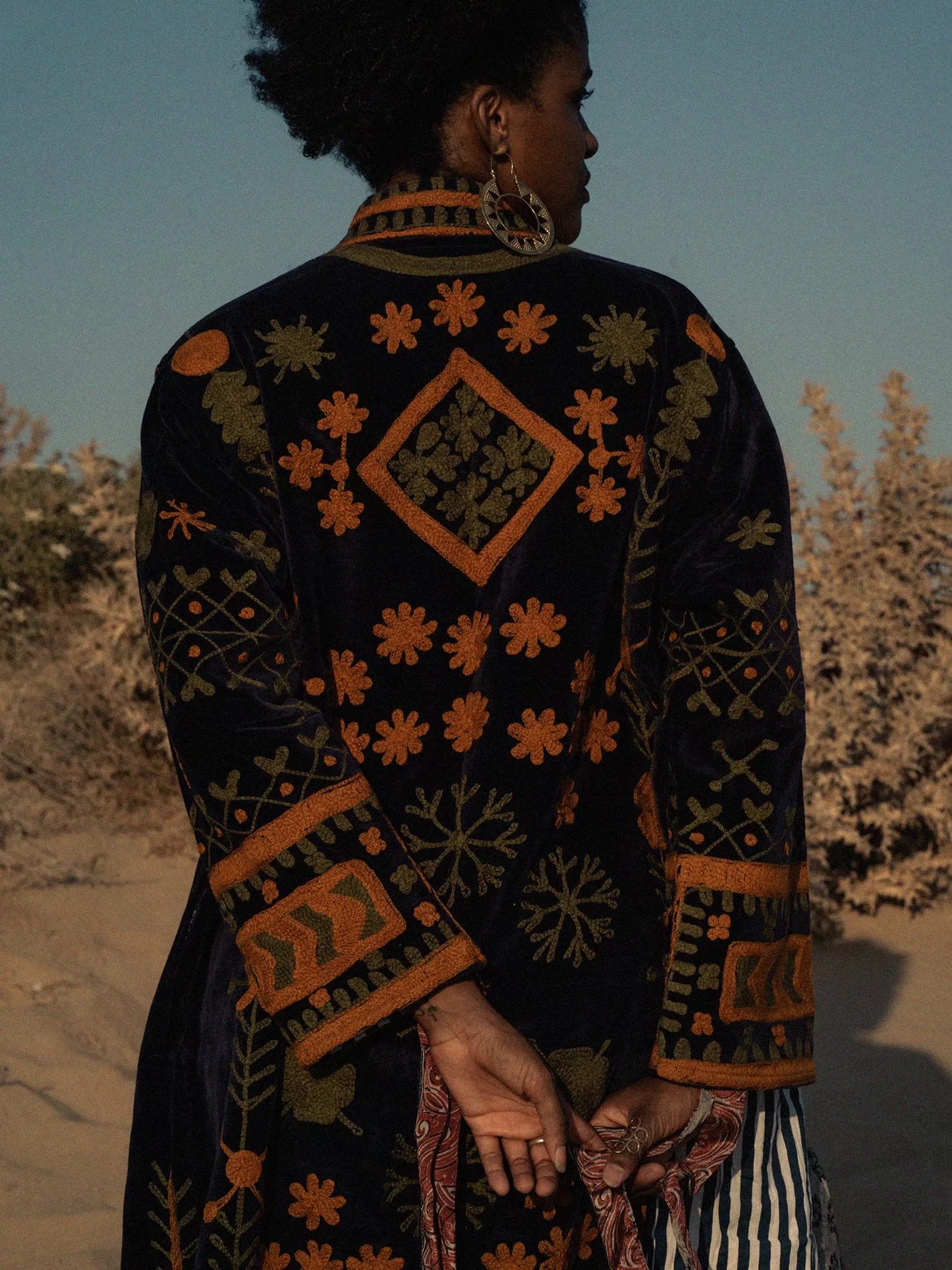 Cappotto SUZANI in Velluto con ricamo fatto a mano - Blu e Giallo