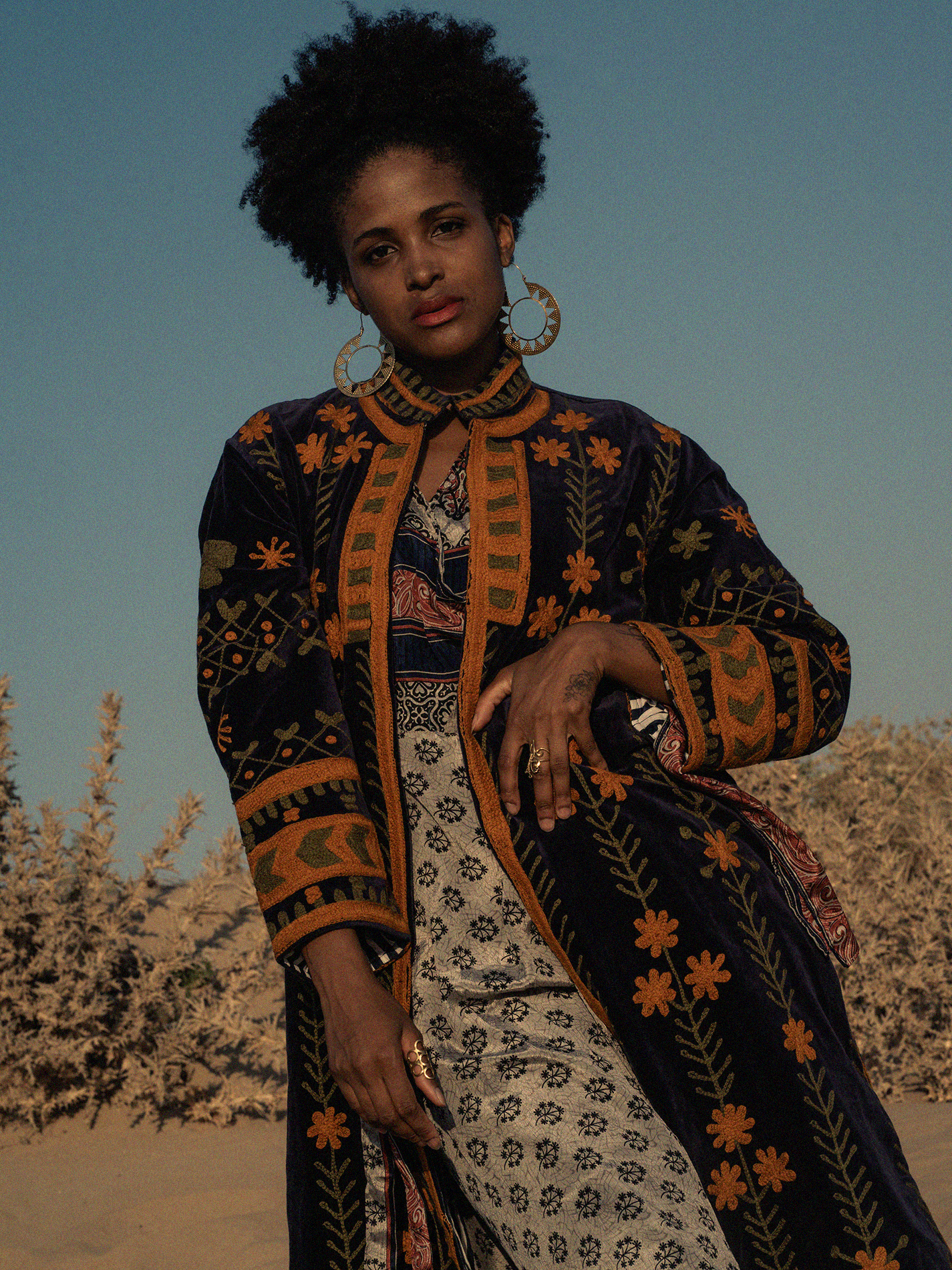 Cappotto SUZANI in Velluto con ricamo fatto a mano - Blu e Giallo