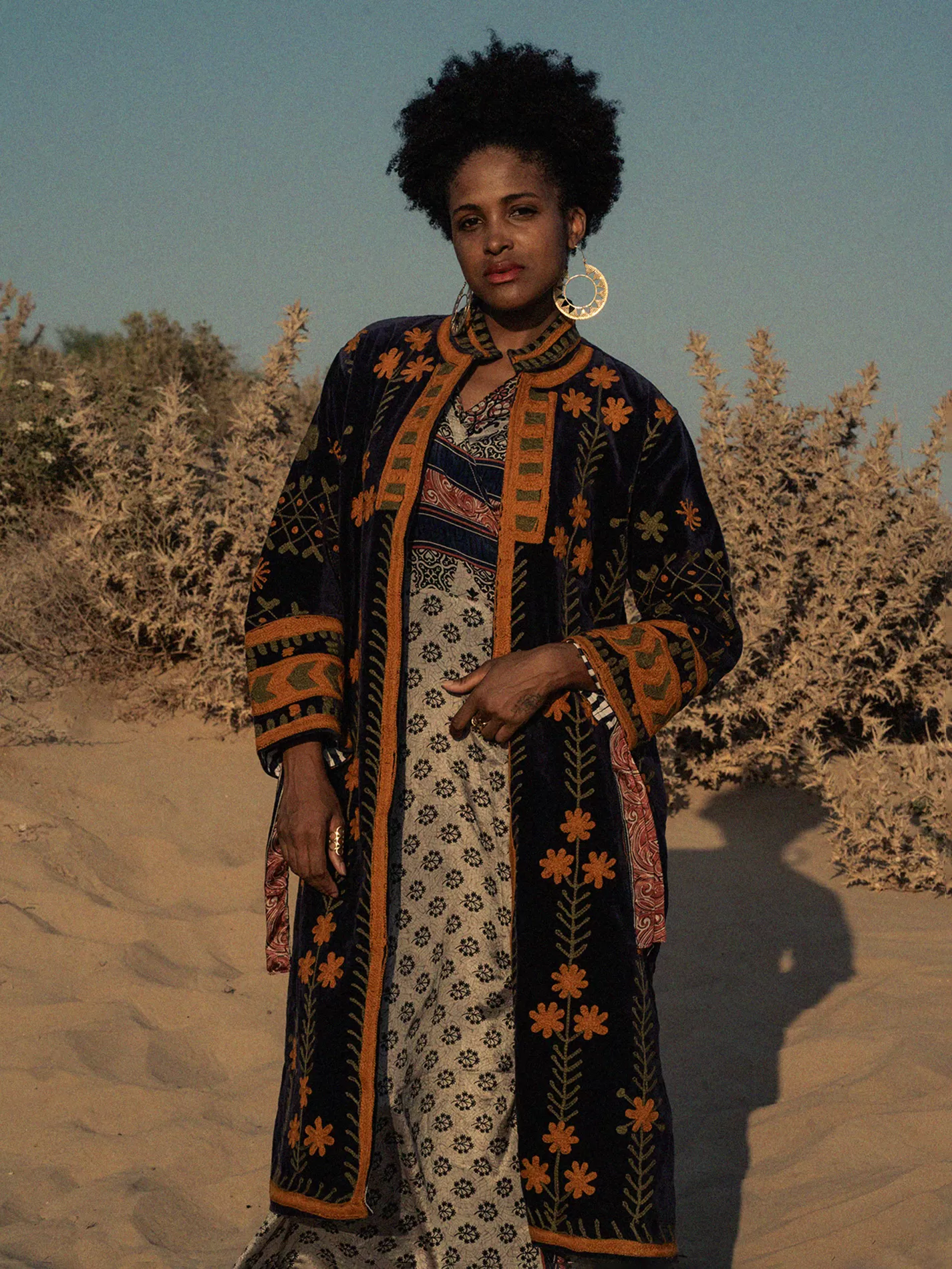 Cappotto SUZANI in Velluto con ricamo fatto a mano - Blu e Giallo