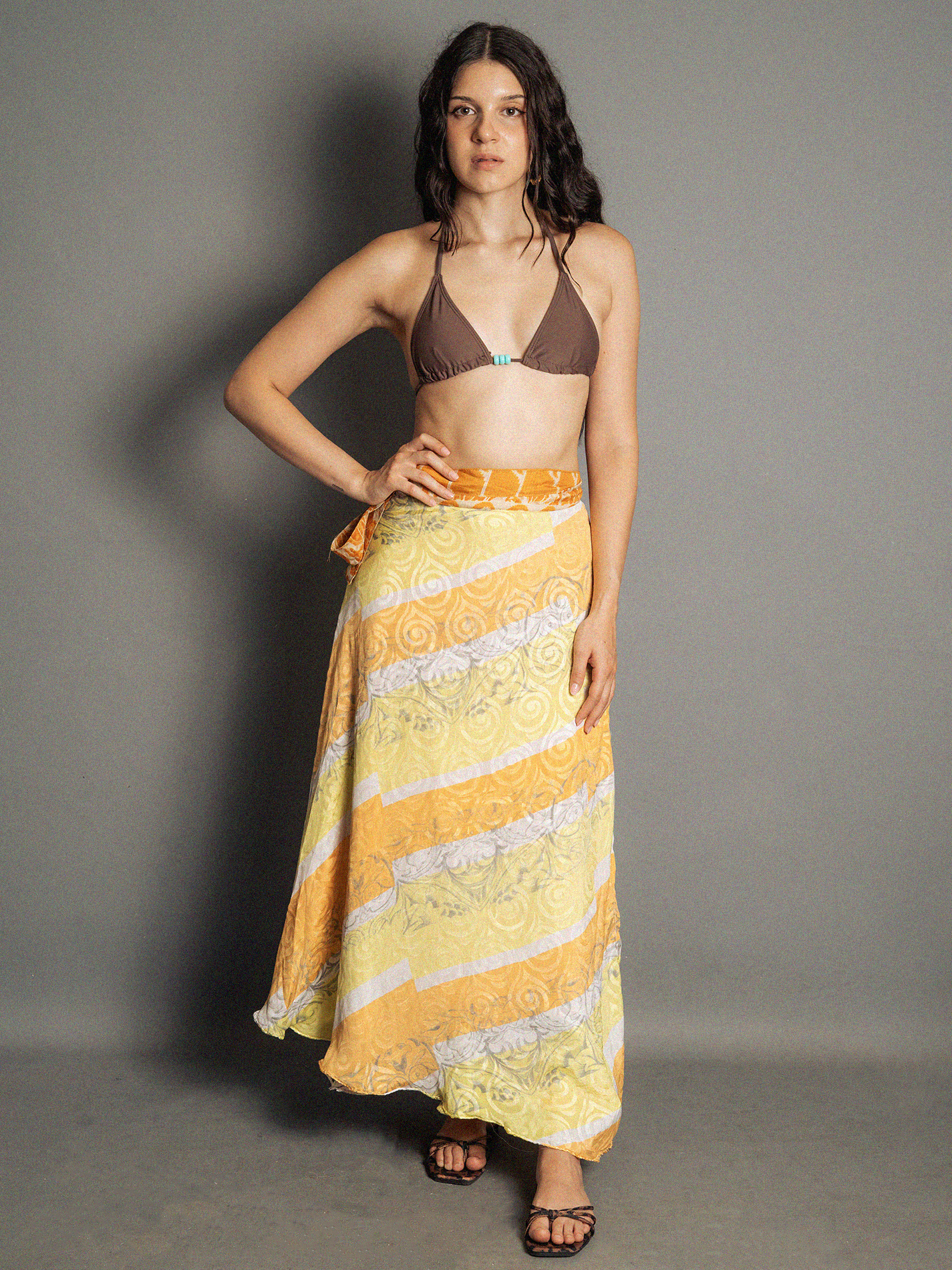 Gonna etnica lunga a portafoglio arancione e giallo – India